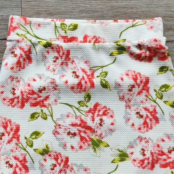 UK2LA | Floral pencil skirt - Picture 2 of 3